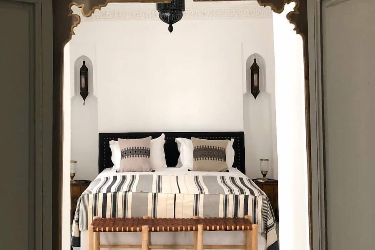 Aya | 1 chambre, surmatelas, minibar, décoration personnalisée