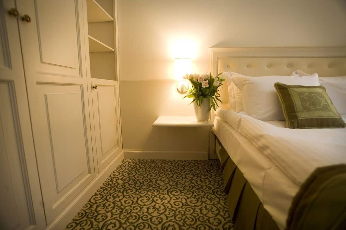 Minibar, coffres-forts dans les chambres, bureau