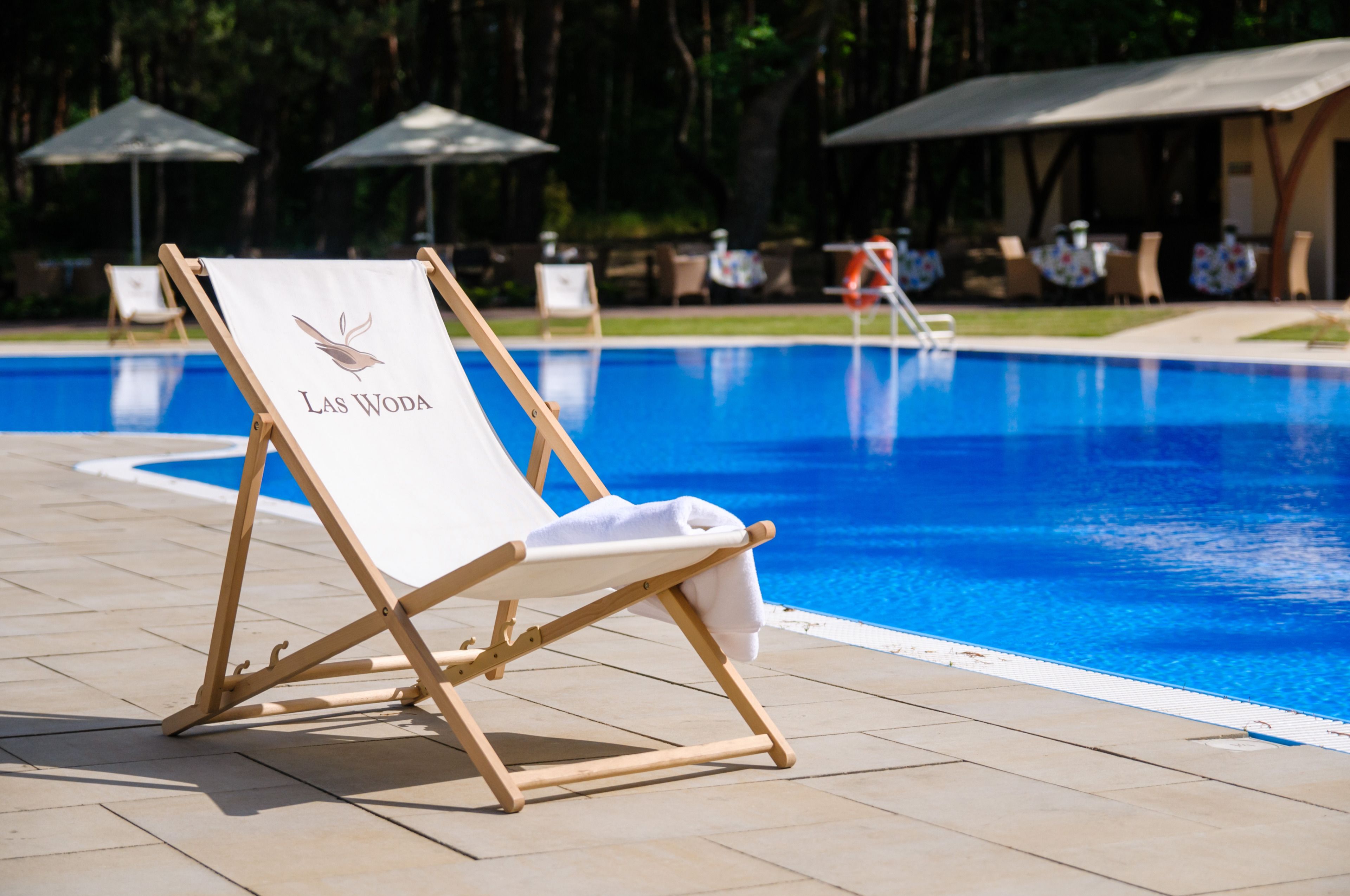 Inomhuspool, en säsongsöppen utomhuspool och solstolar