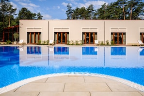 室內泳池、季節性室外泳池;08:00 至 22:00 開放;躺椅