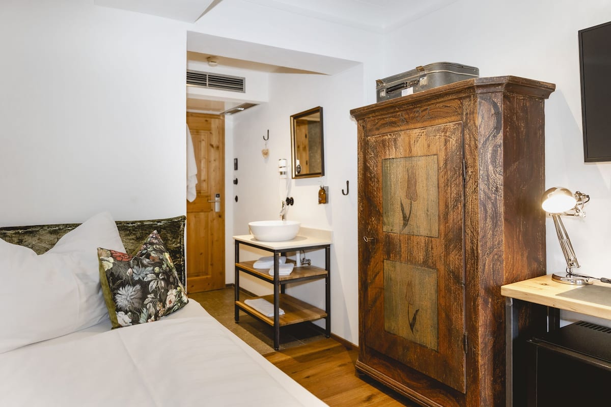 standard apartment, lake view | bathroom | towels