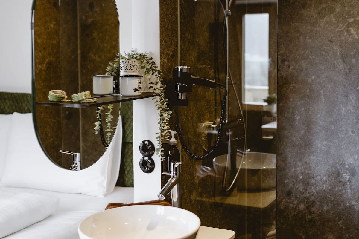 double room, lake view | bathroom | towels