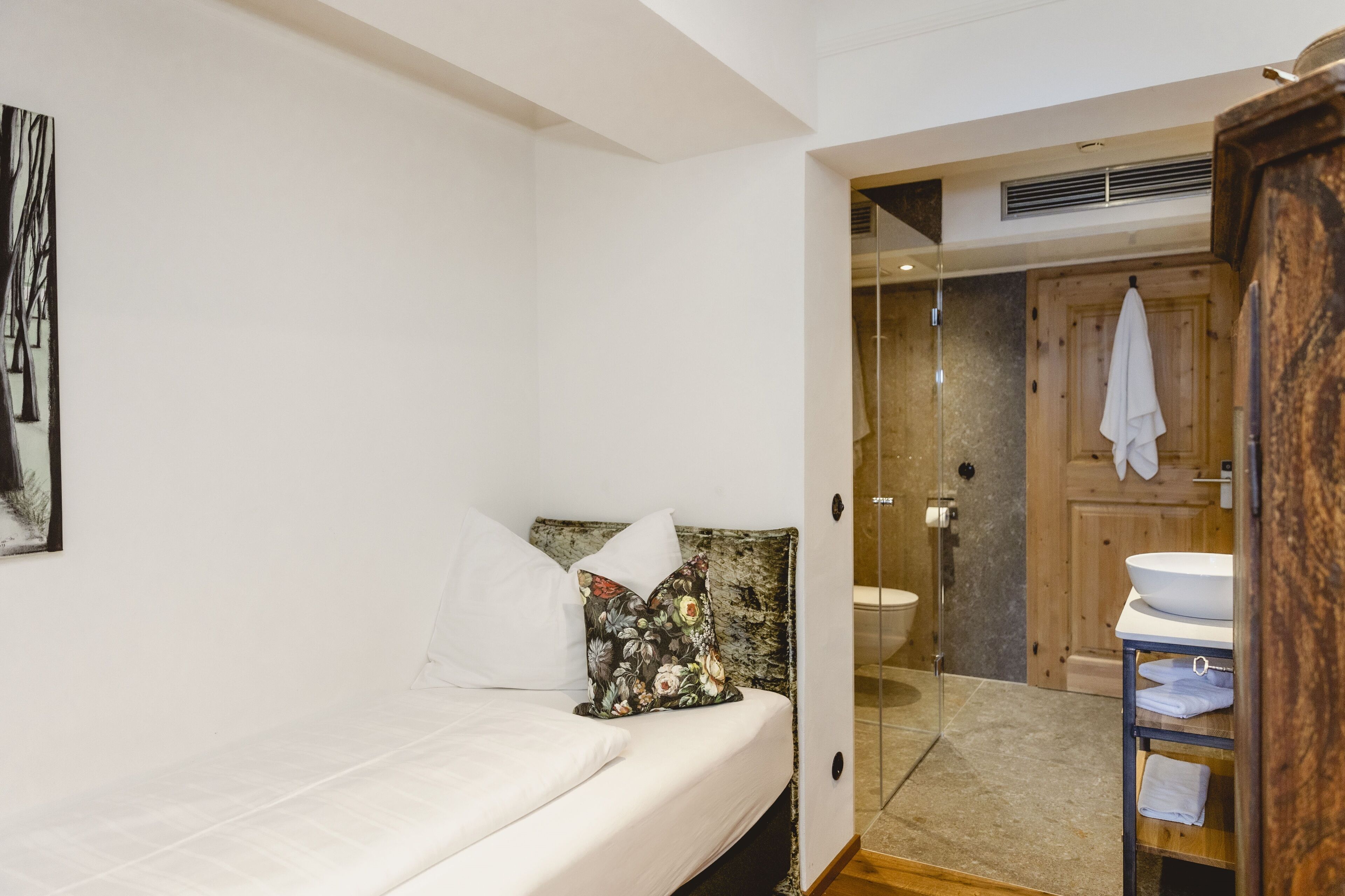 standard apartment, lake view | desk, soundproofing, free wifi