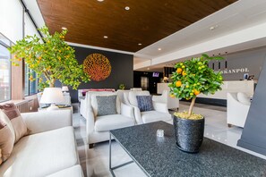 Coin salon dans le hall