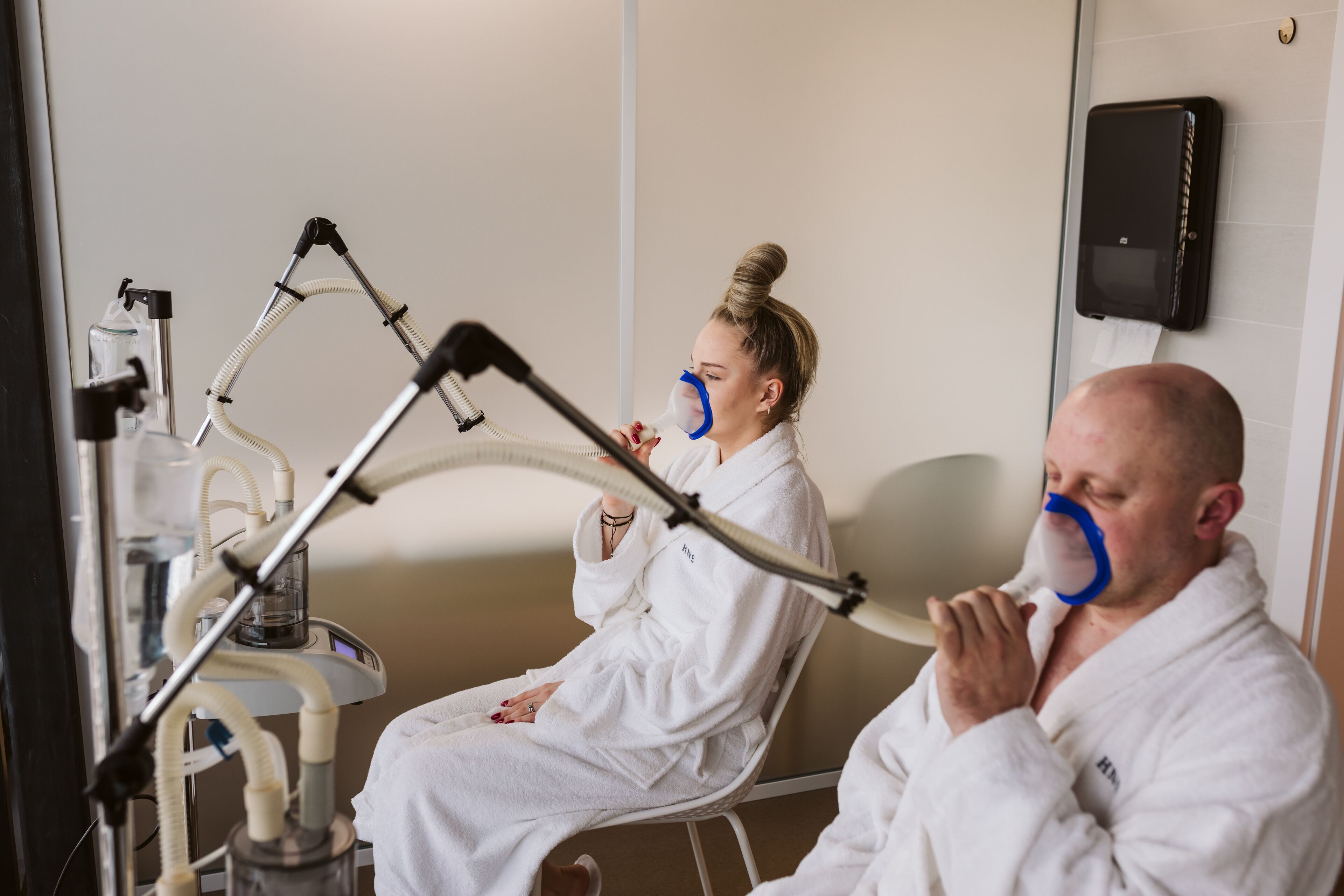 Et lægeundersøgelsesrum med en patient og sundhedspersonale.