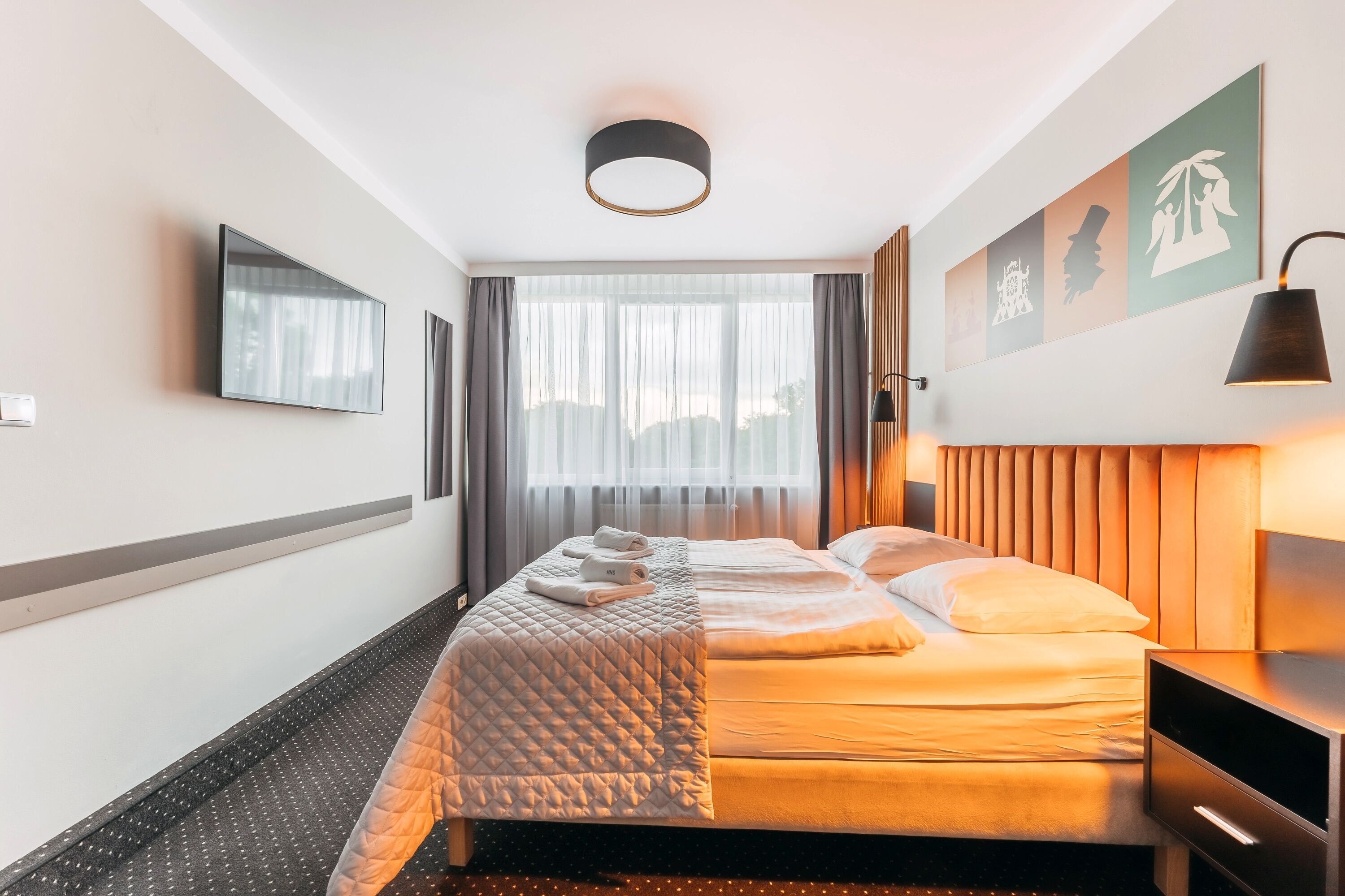 Suite, bathtub | 1 kamar tidur, meja kerja, tirai kedap cahaya, dan Wi-Fi gratis