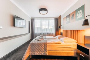 Suite, Bathtub | 1 bedroom, desk, blackout drapes, free WiFi