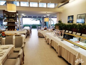 2 restaurants servant le petit déjeuner, spécialités Cuisine régionale