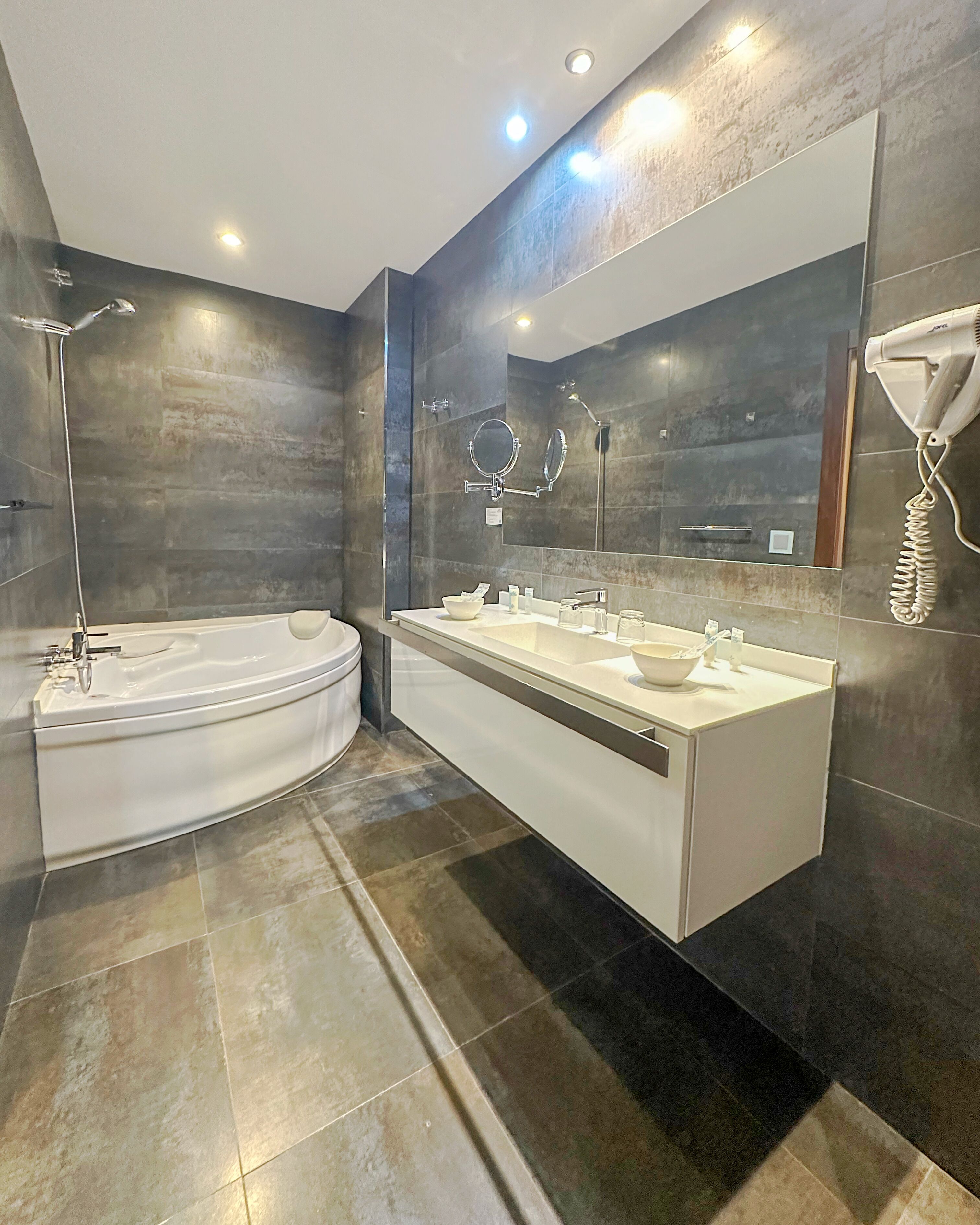 Suite, vistas al mar | Baño | Artículos de higiene personal gratuitos, secador de pelo, bidé y toallas