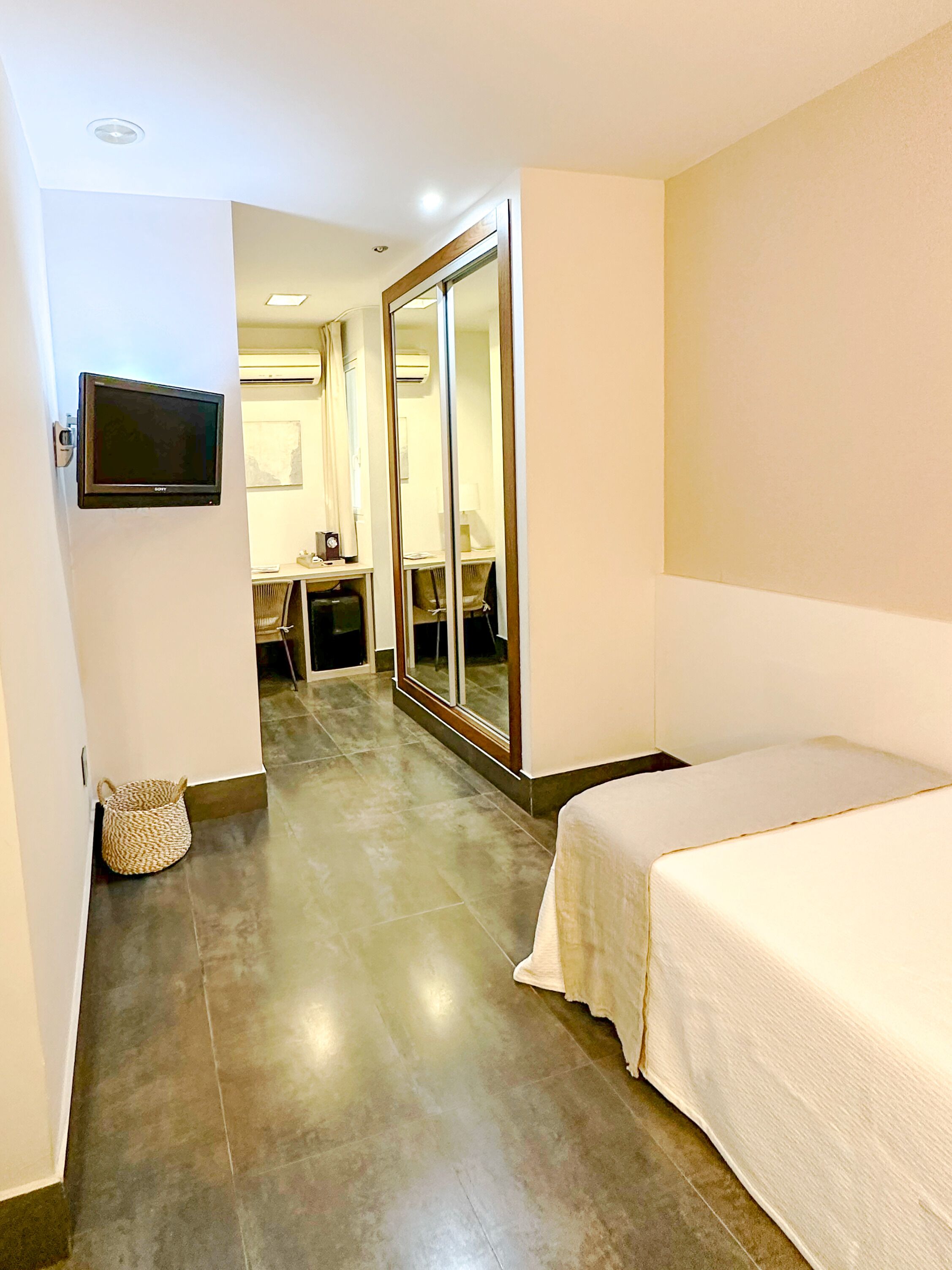 Business Room | Minibar, in-room safe, blackout drapes, iron/ironing board