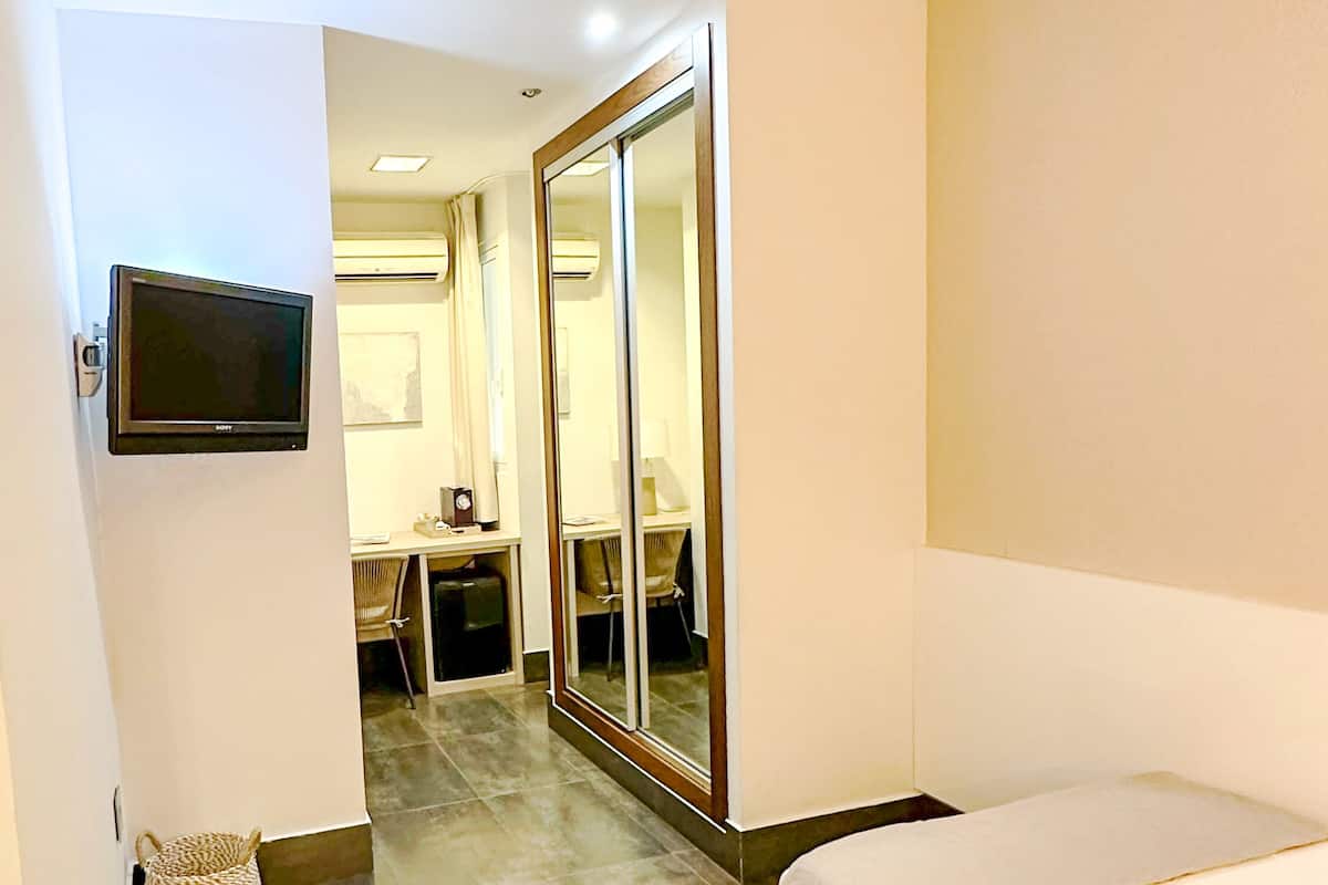 Business Room | Minibar, in-room safe, blackout drapes, iron/ironing board