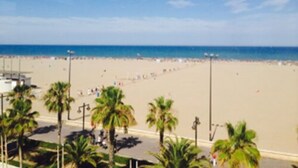 A beach with palm trees and a clear sky. - El Coso Hotel (Valencia)