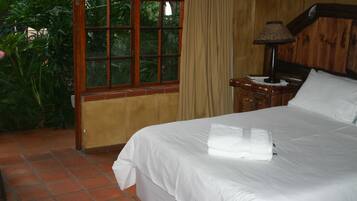 Bar mini, peti besi dalam bilik, meja, Wi-fi percuma