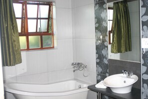 Articles de toilette gratuits, sèche-cheveux, serviettes fournies
