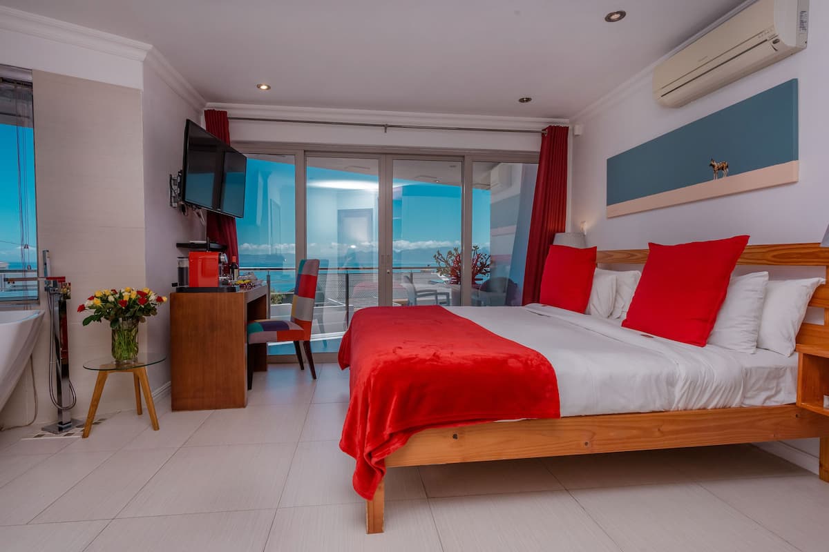 Kamar Double, pemandangan teluk | Seprai premium, brankas, meja kerja, dan Wi-Fi gratis