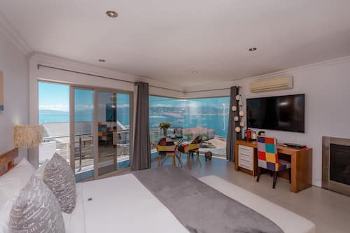 Honeymoon Suite | Premium bedding, in-room safe, desk, free WiFi