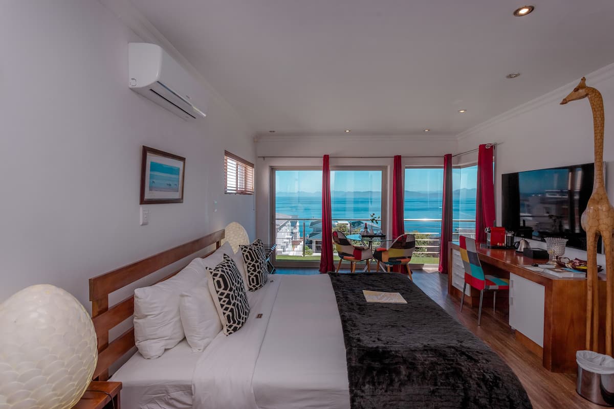Suite Mewah, 1 kamar tidur, pemandangan laut | Seprai premium, brankas, meja kerja, dan Wi-Fi gratis