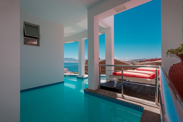 Piscina all'aperto, lettini