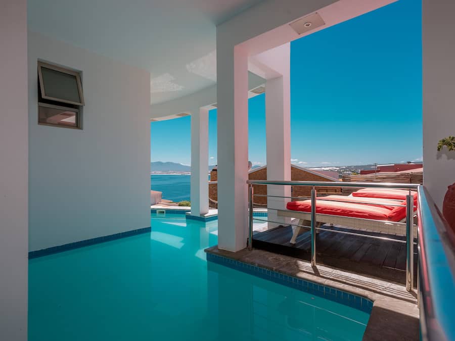 Een buitenzwembad en ligstoelen