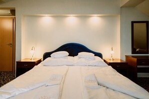 Habitación doble | Ropa de cama de alta calidad y minibar 