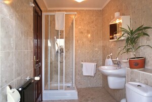 Doppelzimmer | Badezimmer | Dusche, kostenlose Toilettenartikel, Haartrockner, Handtücher