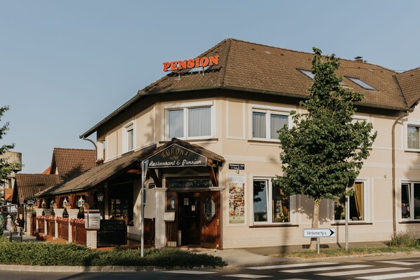 A building with a sign reading "Pension" and "Corona Restaurant & Pension" on the front. - Korona Pension Restaurant (Hévíz)
