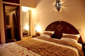 Ropa de cama de alta calidad y caja de seguridad en la habitación 