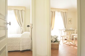 Minibar, in-room safe, desk, laptop workspace - Villa Agnese (Sestri Levante)