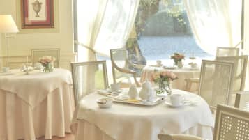 TĂ€gliches inbegriffenes FrĂŒhstĂŒcksbuffet