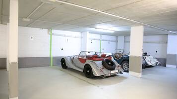Eine Parkgarage mit weißen Wänden und Betonpfeilern.