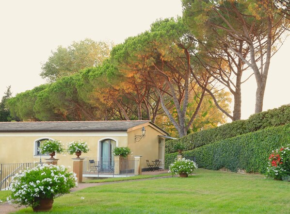 A house with a front yard, a small patio, and a hedge. - Villa Agnese (Sestri Levante)