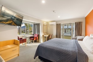 Laptop workspace, blackout curtains, soundproofing, iron/ironing board - Queenstown Motel Apartments (Queenstown)