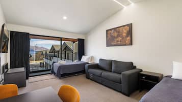 Deluxe One Bedroom Apartment Lakeview | View from room