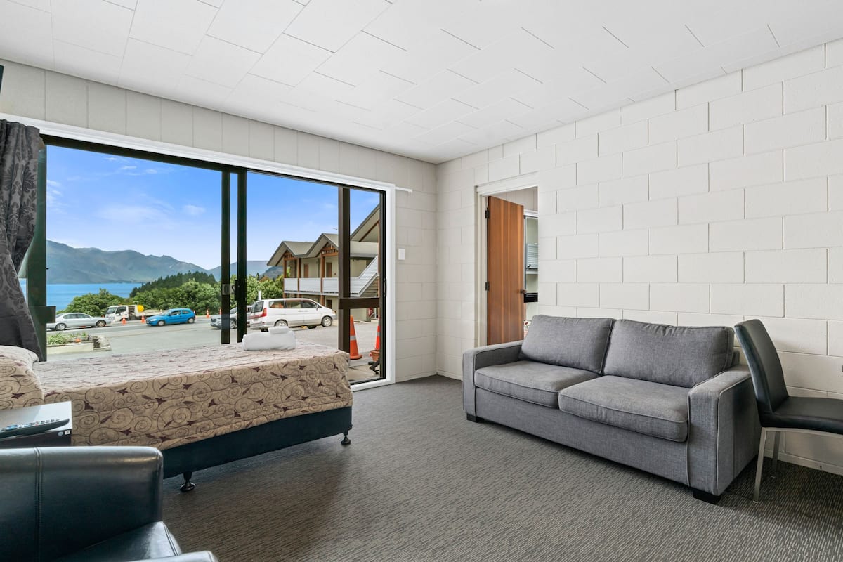 Deluxe One Bedroom Apartment Lakeview | Lake view