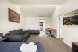 Alpha Wing One Bedroom | Living area - Queenstown Motel Apartments (Queenstown)