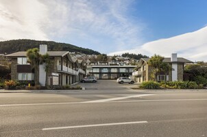 A street view of a motel with a sign indicating it offers free unlimited Wi-Fi.