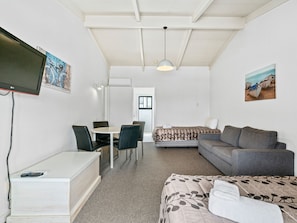 Deluxe-Zimmer, 1 Schlafzimmer, Seeblick (Alpha Wing) | Laptopgeeigneter Arbeitsplatz, Verdunkelungsvorhänge