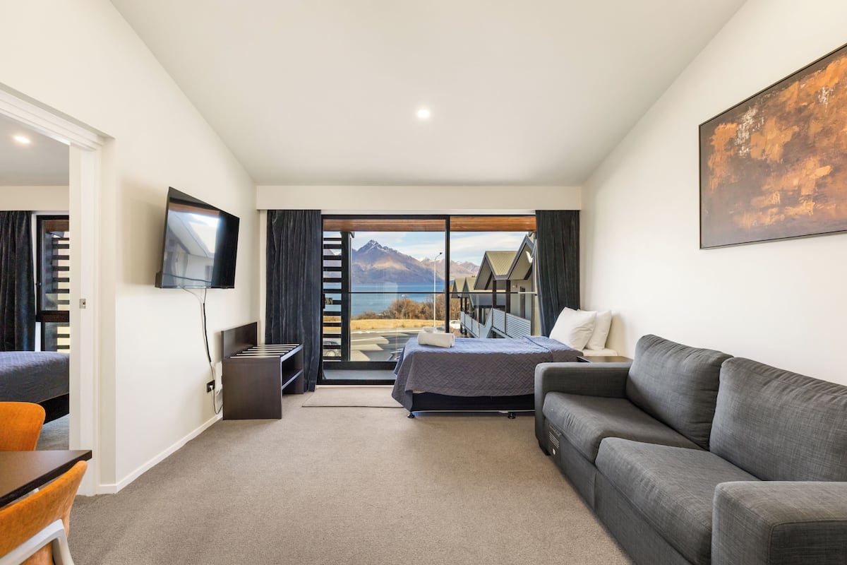 Alpha Wing One Bedroom | Living area