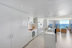 Refrigerador, microondas, parrilla de estufa y cafetera y tetera 