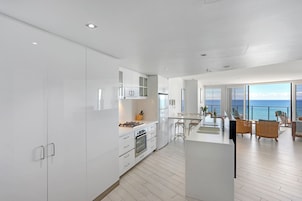 Refrigerador, microondas, placa de cocina, cafetera/tetera