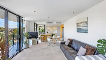 1 Bedroom Apartment - Pet Friendly | Living area