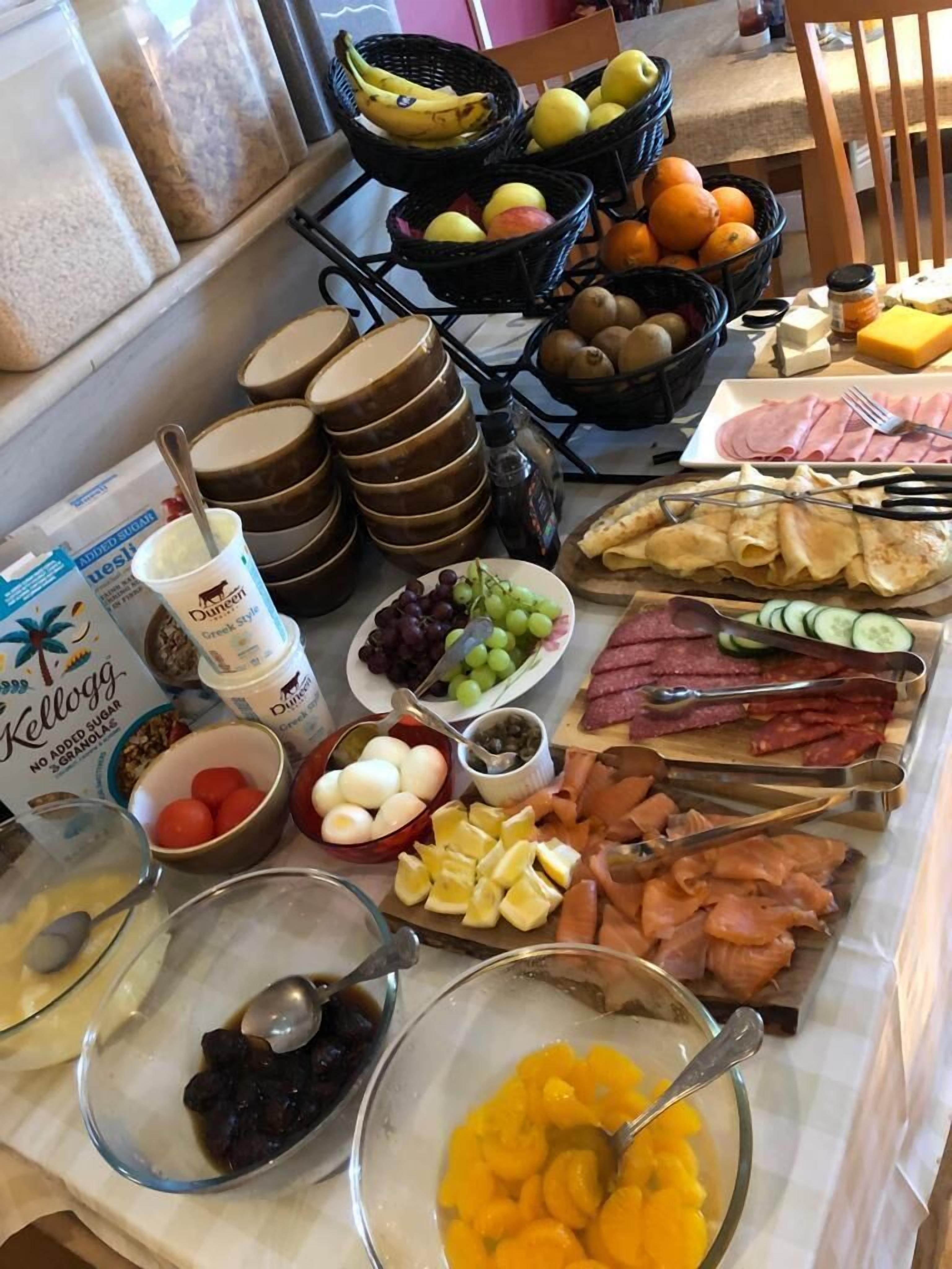 Un bufé de desayuno con diversos alimentos y salsas.