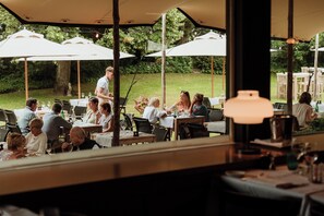 Breakfast, lunch, dinner served; Belgian cuisine