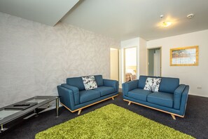 公寓, 2 间卧室 | 埃及棉床单、高档床上用品、办公桌、遮光窗帘