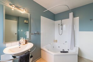Suite estudio básica | Baño | Artículos de higiene personal gratuitos, secador de pelo y toallas