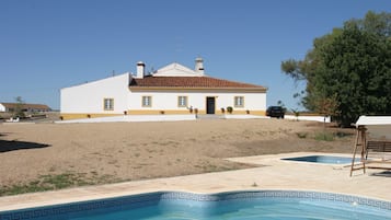 Una piscina al aire libre de temporada