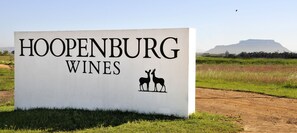 A sign for Hoopenburg Wines with two silhouettes of horses. - Hoopenburg Guesthouse (Stellenbosch)
