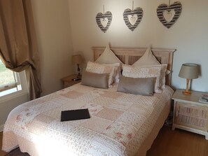 Comfort tweepersoonskamer, 1 queensize bed, terras, uitzicht op tuin (Comfortable 1) | Een minibar, individueel gedecoreerd, verduisterende gordijnen