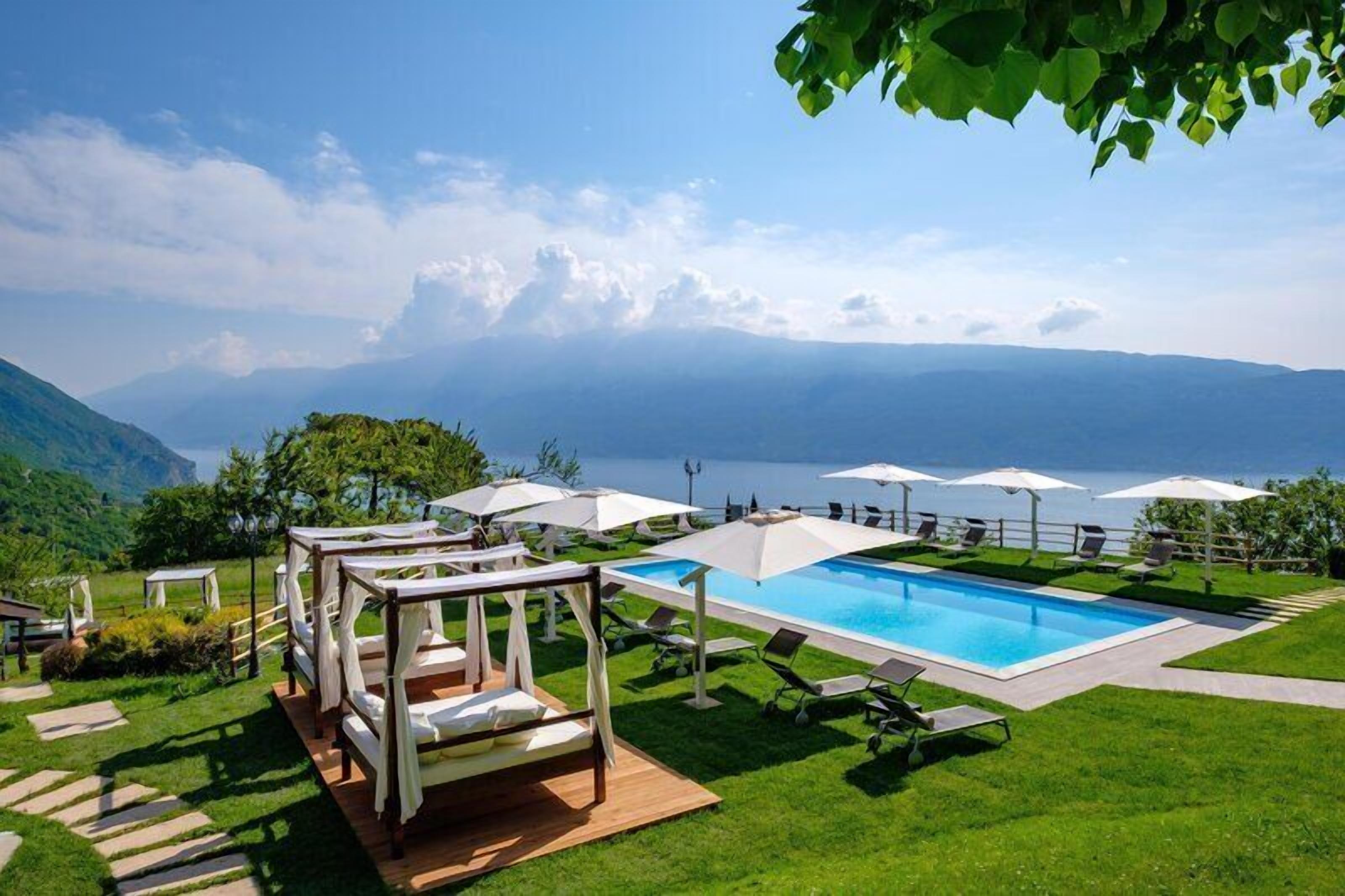 Una piscina al aire libre de temporada, cabañas de piscina gratuitas