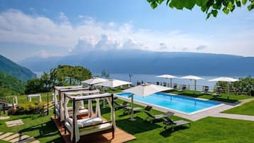Una piscina al aire libre de temporada, cabañas de piscina gratuitas
